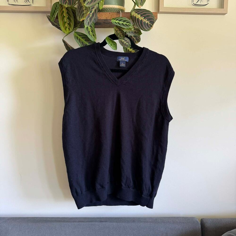 Brooks Brothers 346 Men’s XL V-Neck Sweater Vest – 100% Merino Wool – Black‎